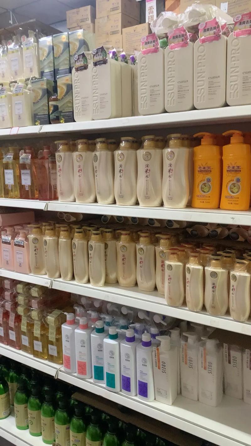 曉航化妝品批發(fā) 誠(chéng)信經(jīng)營(yíng)，質(zhì)量第一，歡迎新老客戶(hù)光臨